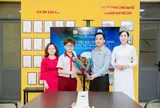 Á hậu Trần Di Linh – Đại diện Ban tổ chức “Siêu mẫu nhí toàn năng” đến thăm và tri ân Trường Tiểu học – THCS – THPT Ngô Thời Nhiệm