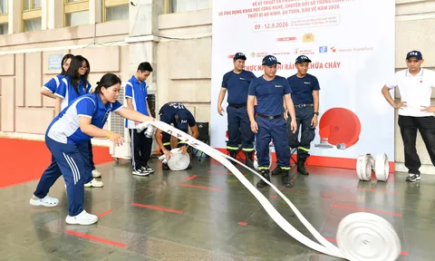 Học sinh Trường THPT Lê Văn Thiêm trải nghiệm kỹ năng phòng cháy, chữa cháy và cứu nạn, cứu hộ