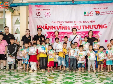 Những chuyến đi thiện nguyện của vợ chồng Gia Đình Nhà Mặn