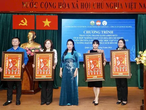 Quận 1 Tặng Tranh Nano Airpurity Tích Hợp ‘Không Gian Văn Hóa Hồ Chí Minh’ Cho Doanh Nghiệp