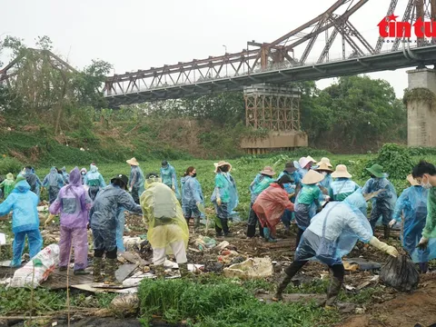 Hàng Trăm Tình Nguyện Viên Đội Mưa Dọn Rác Dưới Chân Cầu Long Biên