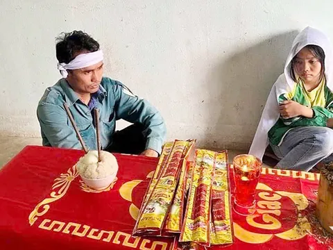 Vợ Mất, Chồng Tàn Tật Bẩm Sinh Nuôi Con Thơ Trong Cảnh Khốn Cùng