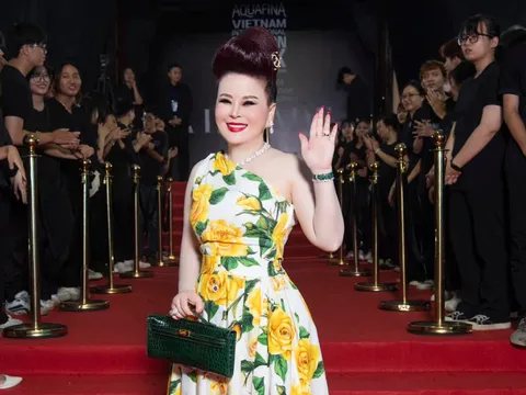 Không cần catwalk, Uyên CD vẫn chiếm trọn spotlight tại Aquafina Vietnam International Fashion Week 2024