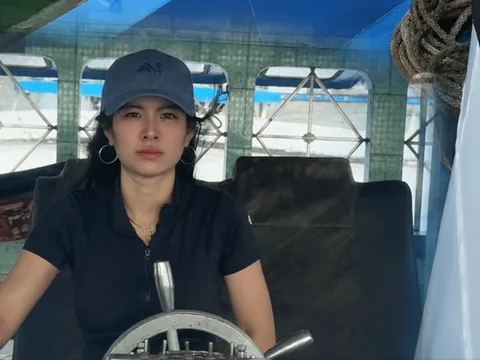 Hành trình vượt sóng của cô gái miền Tây: 15 năm lái sà lan và sức mạnh từ sự chân thành
