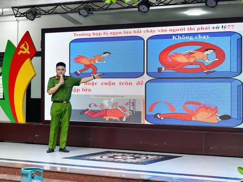 Trường THPT Lê Văn Thiêm tập huấn kỹ năng PCCC và phòng chống đuối nước cho gần 1.000 học sinh